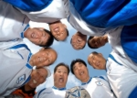 장수축구단 선수들이 전립선암 조기검진을 위한 블루리본 캠페인 운동복장을 하고 그라운드에서 파이팅을 외치고 있다