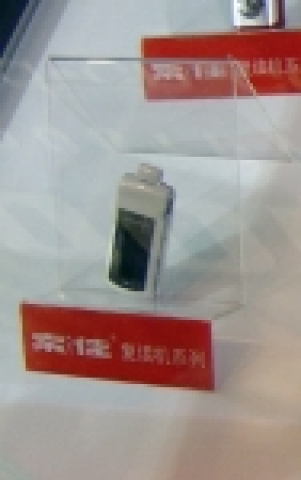 N10의 짭퉁.  이어폰캡을 분리할 수 없게 되어 있어, 측면에 USB port를 달아놓았다.
