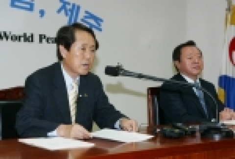 2005.8.30 제주특별자치도 기본계획(안)발표 공동 기자회견-제 주 도  지 사  김 태 환        제 주 도 의 회 의 장  양 우 철　