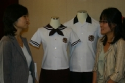 중국진출 교복 사진과 직원들이 설명하는 모습