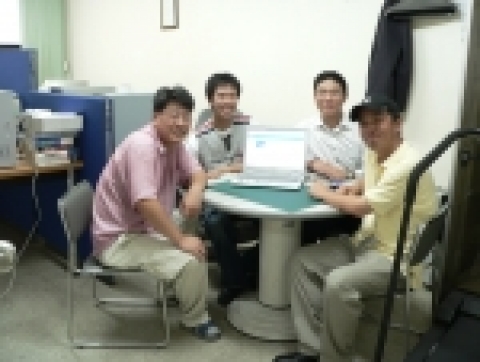 과학메신저1090 회원들과 함께 한 손원득(왼쪽서 두번째)-박수영(왼쪽서 세번째)씨