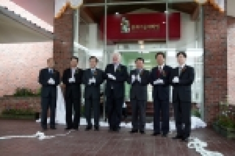 2005년 8월30일 KAIST CT대학원 개원식관련 현판식장면(좌로부터 원광연 KAIST CT대학원장, 과기부차관, 문화부장관, KAIST총장, 대전시장, 서병문 문화콘텐츠진흥원장, KAIST여인철감사 순)