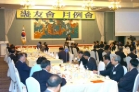 손학규 경기도지사가 8월 30일 호텔캐슬 영빈관에서 열린 8월 기우회 월례회에 참석하여 인사말을 하고 있다