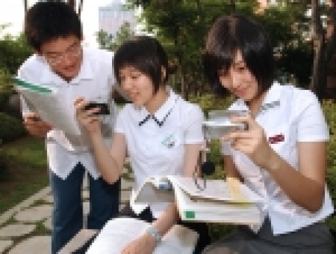 남녀 고등학생들이 야외에서 TU 교육방송을 보고 있는 모습