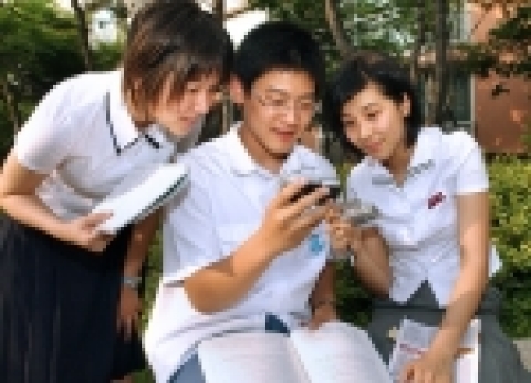 남녀 고등학생들이 야외에서 TU 교육방송을 보고 있는 모습