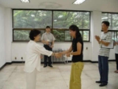 산림청 최초의 여성 국유림관리소장인  박위자 소장은 김찬란씨를 고객만족우수공무원으로 선정하여 포상하였다.