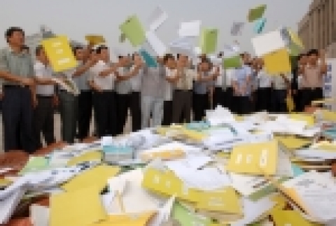 서울시 직원들이 불필요한 종이서류들을 버리고 있다.
