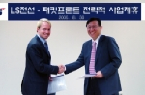 양해각서(MOU)를 체결한 뒤 악수하는 모습(오른쪽이 조준형 LS전선 상무 / 왼쪽은 마틴 썬먼 패킷프론트 사장)