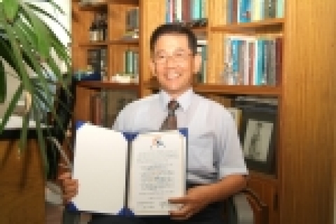 무안군과 동의과학대학은 지난 8월 26일 화순 금오리조텔에서 무안백련클러스터 구축사업 연구개발부문에 관한 협약식을 갖고 동의과학대학이 무안군의 연꽃 맥주 및 와인 개발을 추진하기로 합의 했다.