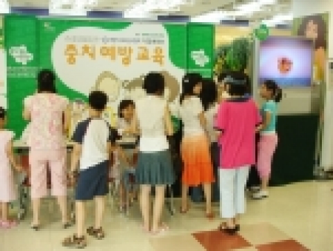 롯데제과가 후원하고 대한치과위생사협회와 충치예방연구회가 주관하는 ‘충치 없는 세상 만들기’ 캠페인이 많은 호응을 얻고 있다.