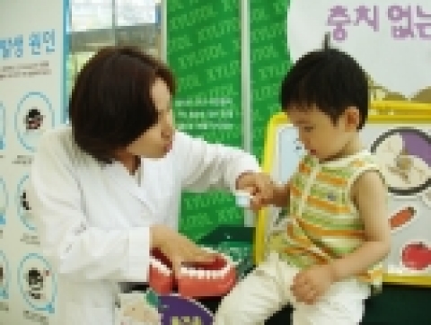 롯데제과가 후원하고 대한치과위생사협회와 충치예방연구회가 주관하는 ‘충치 없는 세상 만들기’ 캠페인이 많은 호응을 얻고 있다.