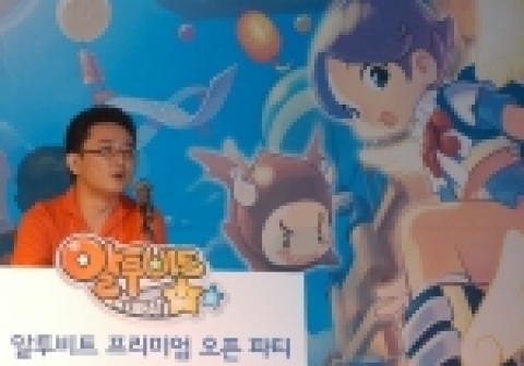 네오위즈 오승택 본부장이 인사말을 하고 있다