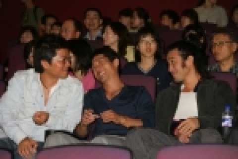 시사회를 축하하기 위해 모인 스타들 