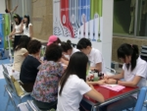 유러피안 프리미엄 가전 브랜드 일렉트로룩스 코리아는 무선 진공청소기 에르고라피도 5컬러 국내 출시를 기념하여, 9월3일~4일 양일간 삼성플라자 분당점에서 일반 소비자를 대상으로 무료 네일 케어 서비스를 실시한다고 밝혔다.