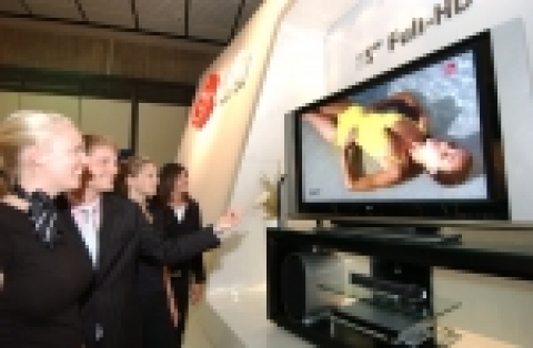 방문객들이 LG전자 55인치 Full HD LCD TV를 둘러보고 있다.