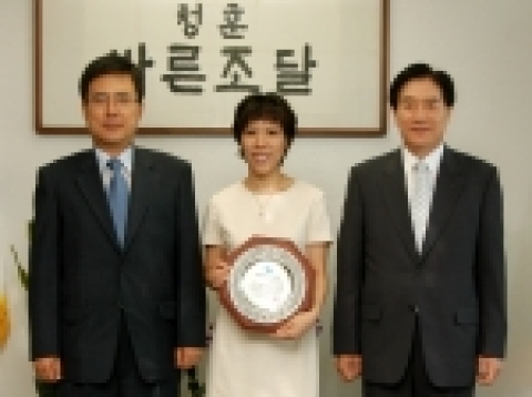 조달청(청장 陳棟洙)은 편람 작성과 함께 연말선고지 시스템 개발 등의 업무개선으로 조달회계 업무 발전에 기여한 재정기획팀 박미숙(朴美淑) 회계전문관(45세)을 ‘9월의 혁신 조달인’으로 선정, 1일 시상했다.