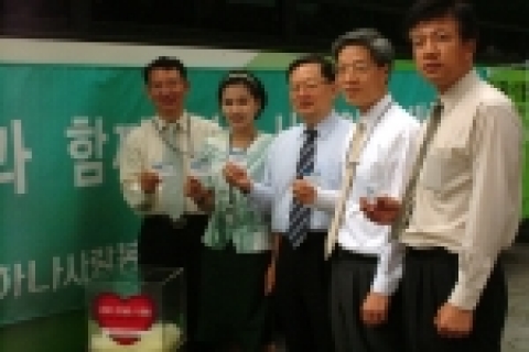 하나은행 직원들이 본점주차장에 설치된 헌혈대에서 헌혈하고 있는 모습임