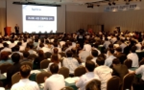 KOTRA(사장: 洪基和)는 악화되는 대내외 환경으로 2005년 수출목표(2,850억 불) 달성여부가 불투명한 상황을 극복하고 하반기 국내 수출업계의 활로를 모색하기 위한 『5대 전략시장 긴급진단 설명회』를 9월 1일(목) 서울 삼성동 코엑스 인터콘티넨탈 호텔에서 개최했다.