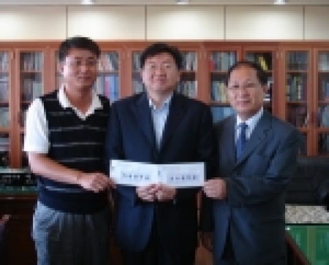 8월 31일 3시 접견실에서 전주대학교 전체 교직원을 대표로 주명준 교수(인문대학)와 유연봉 노조위원장은 이남식 총장에게 총16,200,000원의 대학발전 기금을 전달하였다.