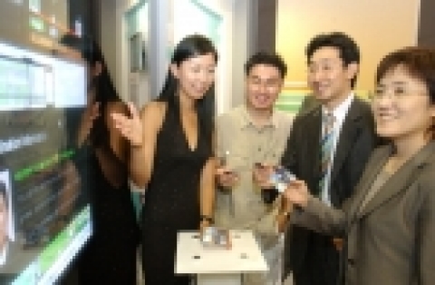 "2005 IT EXPO BUSAN" 전시회에서 부산시와 함께 U시티 사업을 추진하고 있는 KT가 U시티 서비스의 하나인 지능형 버스정류장을 관람객들에게 선보이고 있다.