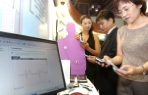 "2005 IT EXPO BUSAN" 전시회에서 부산시와 함께 U시티 사업을 추진하고 있는 KT가 U시티 서비스의 하나인 U헬스 솔루션을 관람객들에게 선보이고 있다.