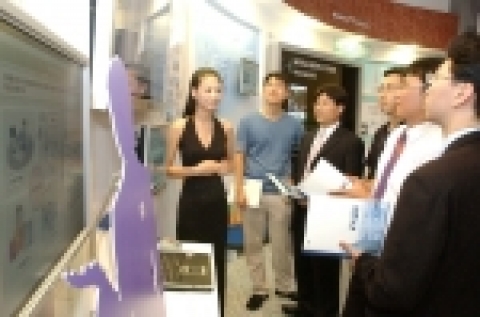 "2005 IT EXPO BUSAN" 전시회에서 부산시와 함께 U시티 사업을 추진하고 있는 KT가 U시티 서비스의 하나인 U항만 시스템을 을 관람객들에게 선보이고 있다.