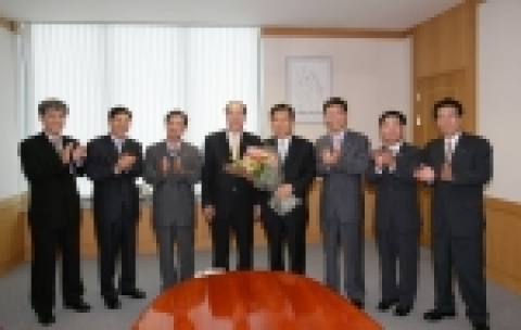 대구은행(은행장 이화언)은 우수 기업고객인 화성산업(대표이사 이인중)의 제47주년 창립기념일에 은행장이 직접 방문해 축하화환 및 선물을 전달하는 등 고객중심 경영에 적극 나섰다.