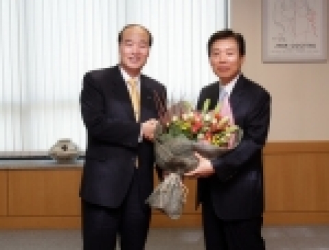 대구은행(은행장 이화언)은 우수 기업고객인 화성산업(대표이사 이인중)의 제47주년 창립기념일에 은행장이 직접 방문해 축하화환 및 선물을 전달하는 등 고객중심 경영에 적극 나섰다.