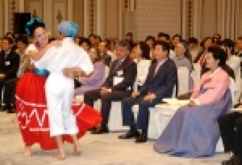 노무현 대통령, 영부인 권양숙 여사가 멕시코 소녀의 집 공연단의 민속공연을 보고 있다.