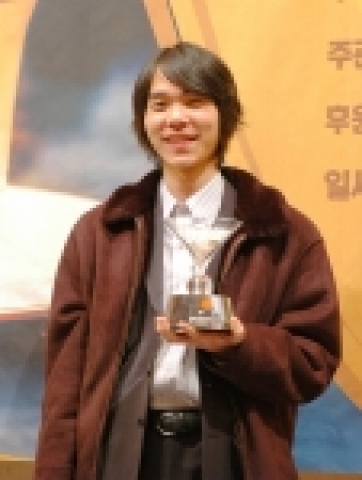 제6회 맥심커피배 입신최강전 시상식. 기념촬영 중 우승자 이세돌 9단이 미소를 짓고 있다.
