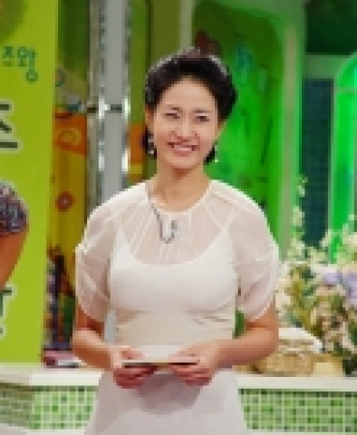 ‘남성전업주부’의 유쾌한 커밍아웃을 그린 영화 `미스터주부퀴즈왕' 신은경이 극 중 아나운서로 역할을 준비하고 있다.