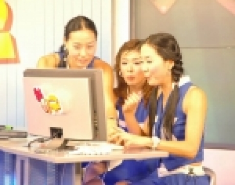 온게임넷 <플레이 볼! 신야구>- 제 3화 치어리더편을 위해 이달 2일 삼성동 온미디어 메가 스튜디오에서는 ‘두산베어스 치어리더’와 ‘SK와이번스  치어리더’가 캐주얼 야구 게임 ‘신야구’(http://nbb.hanbiton.com)로 한판승을 겨뤘다. ‘SK와이번스’의 양현주(27), 조은비(24), 김보라(24)