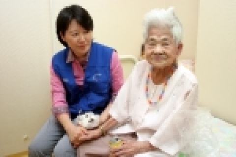 삼성SDS 임원 부인 30여명은 과천 구세군 양로원을 방문하여 봉사활동을 펼쳤다.