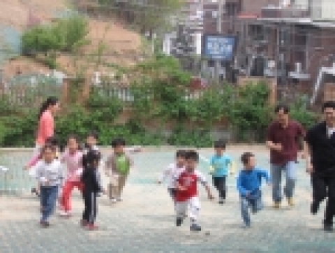 9월 3일, 하나로텔레콤 사내 멘토링 프로그램에 참가하고 있는 멘토, 멘티사원 60명이 서울 SOS 어린이마을을 방문해 봉사활동을 펼치고 있다.