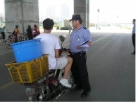 한강시민공원사업소에서 실시하는 단속은 공원내 오토바이 등의 자전거겸용도로 불법   통행행위와 무면허 및 안전모 미착용 행위를 관할경찰와 합동으로 진행한다.