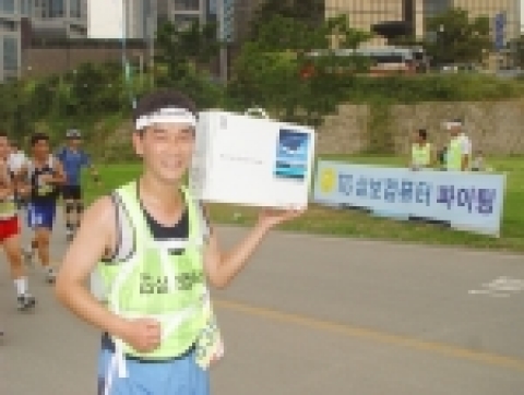 노트북을 메고 역주하는 삼보컴퓨터 노트북 마케팅 담당 김영흠 과장