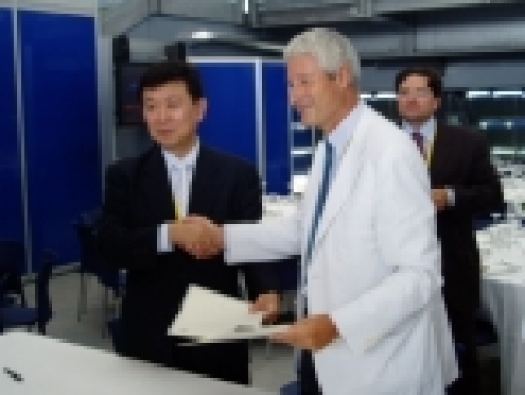 ICM 정흥섭 대표와 이탈리아 몬자市, 미켈로 팔리아 시장이 2006 호스트시티 인증서를 교환하는 모습