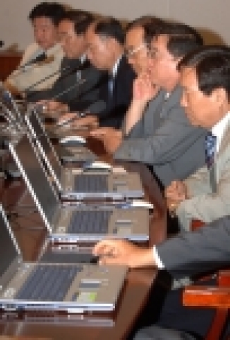 서울시에서는 9월 5일(월) 08:00부터 서울시청 태평홀에서 이명박 서울시장을 포함한 간부진들의 정례 간부회의를 전자회의로 처음 시도하였다.