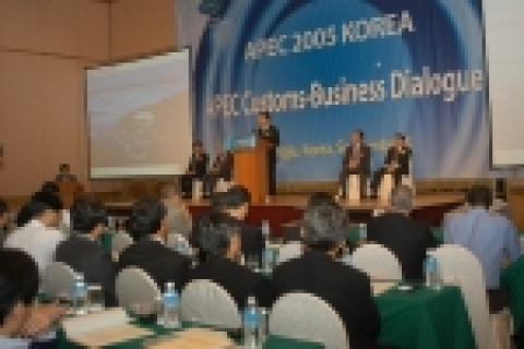 관세청(청장 성윤갑)은 2005.9.5(월) 경주 현대호텔에서 무역업계, 국제기구, 학계 등 300여명이 참석한 가운데 2005년 APEC 세관-민간대화(APEC Customs-B