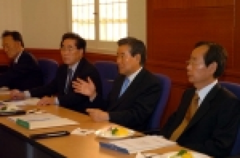 이의근 경상북도 지사는 2005년 9월 5일 오후 3시 서울 향우회를 방문하여 중·저준위 방폐장 경북 동해안 유치 관련 재경 향우회 회장단과 간담회를 가졌다.