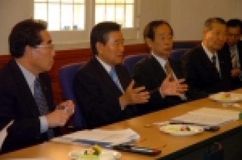이의근 경상북도 지사는 2005년 9월 5일 오후 3시 서울 향우회를 방문하여 중·저준위 방폐장 경북 동해안 유치 관련 재경 향우회 회장단과 간담회를 가졌다.