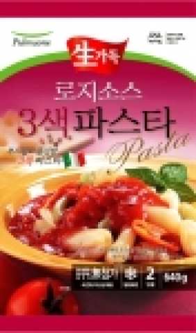 풀무원은 3가지 색과 맛의 生파스타와 장밋빛 로지소스가 어우러진 '생가득 로지소스 3색 파스타(2인분/4,300원)'를 출시했다.