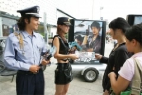 9월 4일 서울시내를 섹시한 ‘여경’모델과 총을 든 김민준과 허준호가 그려진 &lt;강력3반&gt;포스터광고가 스쿠터를 타고 질주했다