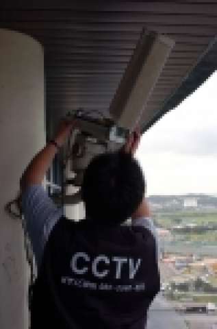 어드밴텍테크놀로지스(주)의 전문엔지니어가 가정에 설치된 CCTV 를 점검하고 있다.