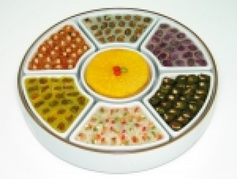 김치전문 제조 및 유통 업체인 한성식품(대표 김순자/www.hskimchi.co.kr)은 국내에선 최초로 총 7종의 특허김치 및 퓨전 김치를 구절판 모양의 전통 사기그릇에 담아 국내산 토종 김치의 맛과 멋이 한층 돋보이는 프리미엄 김치 셋트인 ‘황제’를 출시한다고 밝혔다.