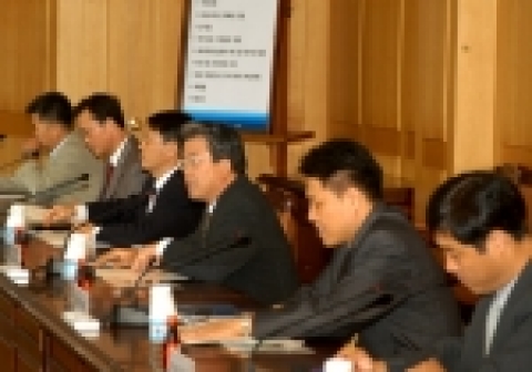 관세청은 '05. 9. 6일 서울세관 대회의실에서 박진헌 관세청 차장(아래줄 오른쪽 세번째)을 비롯해 학계 및 NGO 관계인사, 국가 청렴위원회 관계자 등이 참석한 가운데, 청렴한 공직생활 깨끗하고 투명한 무역환경을 지원하는 청렴연구 포럼을 발족하였다.
