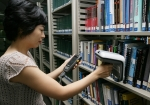 청암학술정보관의 한 사서가 RFID 장서관리시스템을 통해 장서 관리를 하고 있는 모습.