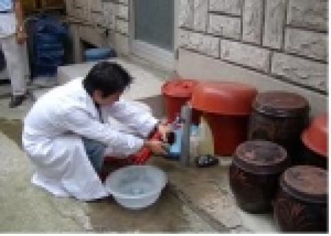 서울특별시 수돗물 수질평가위원회는 수질전문가, 시민·환경단체, 언론인 및 시민 등 15명의 민간인으로 수질평가위원회를 구성하여매월 서울시 수돗물에 대한 수질검사를 실시하여 수질을 평가하고 수돗물 수질관리에 대한 자문을 실시하고 있다. 가정수돗물채수