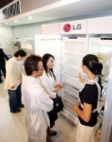 9월 6일 힐튼호텔에서 개최한 LG전자 빌트인 신제품 설명회에서 고객이 신제품을 구경하고 있다.