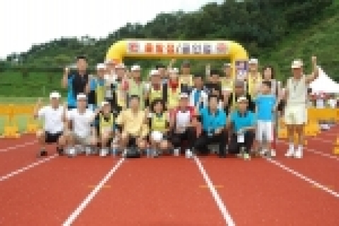 경상대학교마라톤클럽회원(회장 이정숙·앞줄 왼쪽 다섯번째)과 김완기 마라톤 전 국가대표(앞줄 왼쪽 여섯번째)와 기념촬영하는 모습.